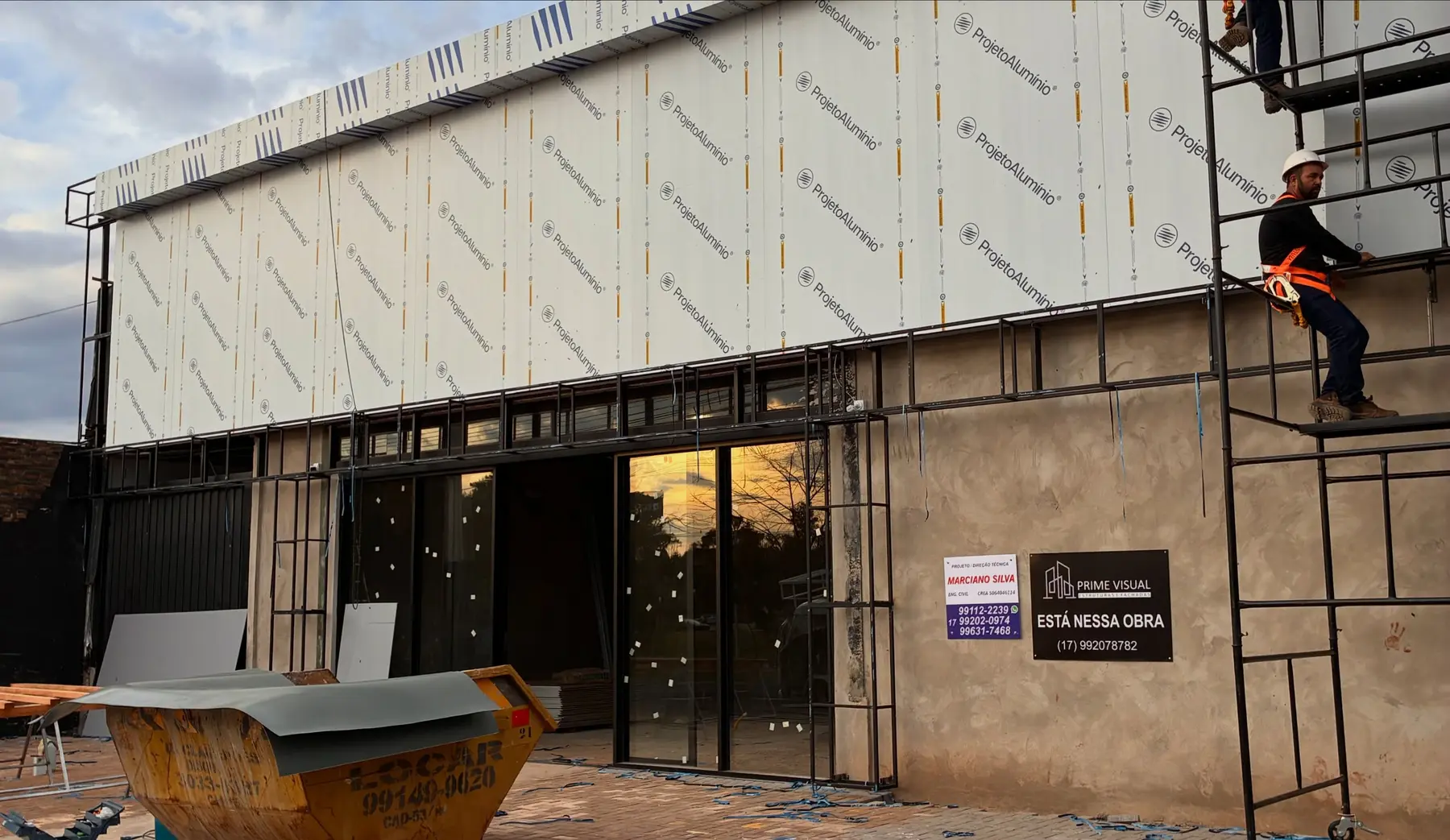 Estrutura e preparação de fachada — projeto GM SIGN