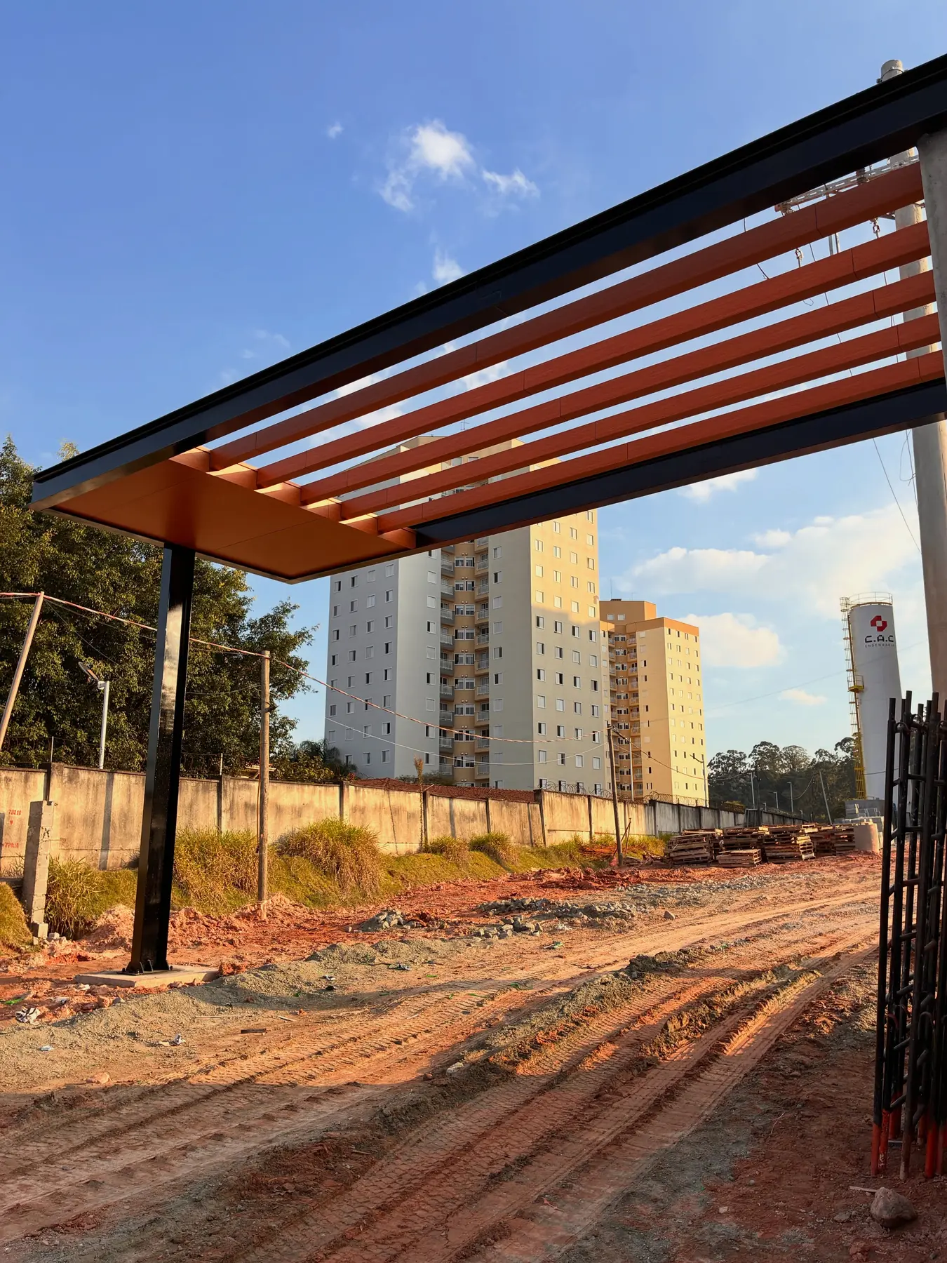 Pórtico de entrada em execução — projeto GM SIGN