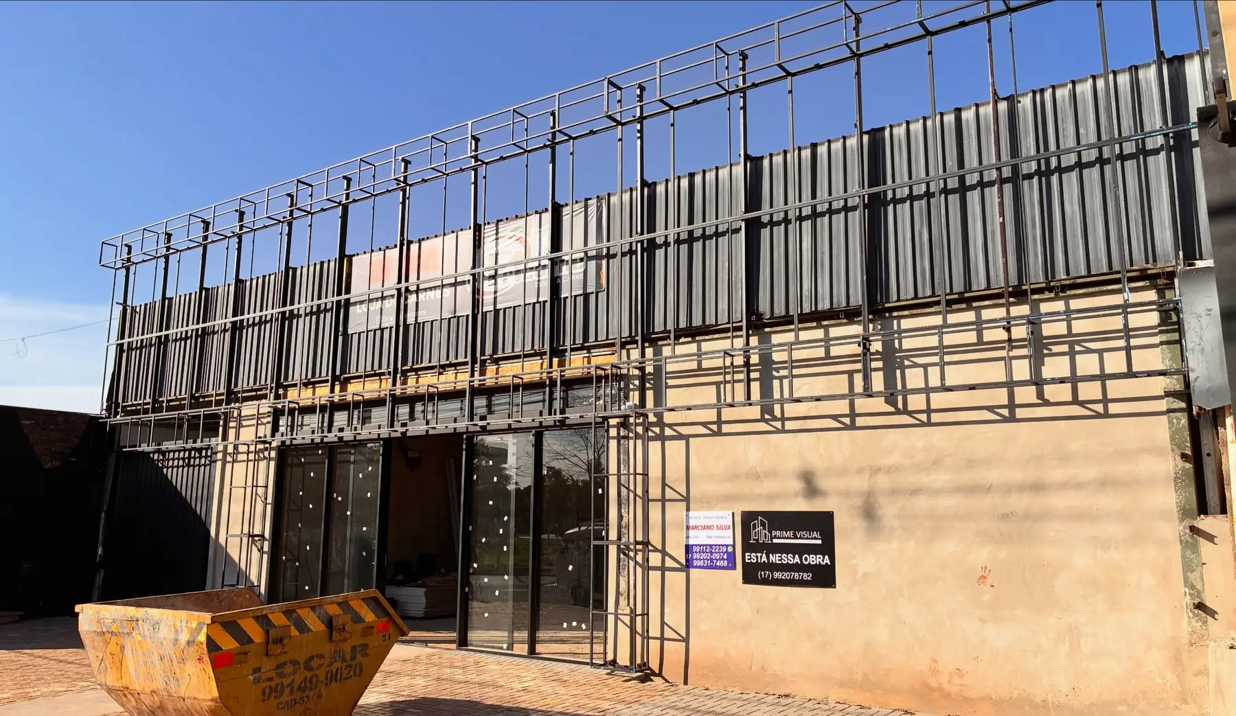 Estrutura de fachada metálica — projeto GM SIGN