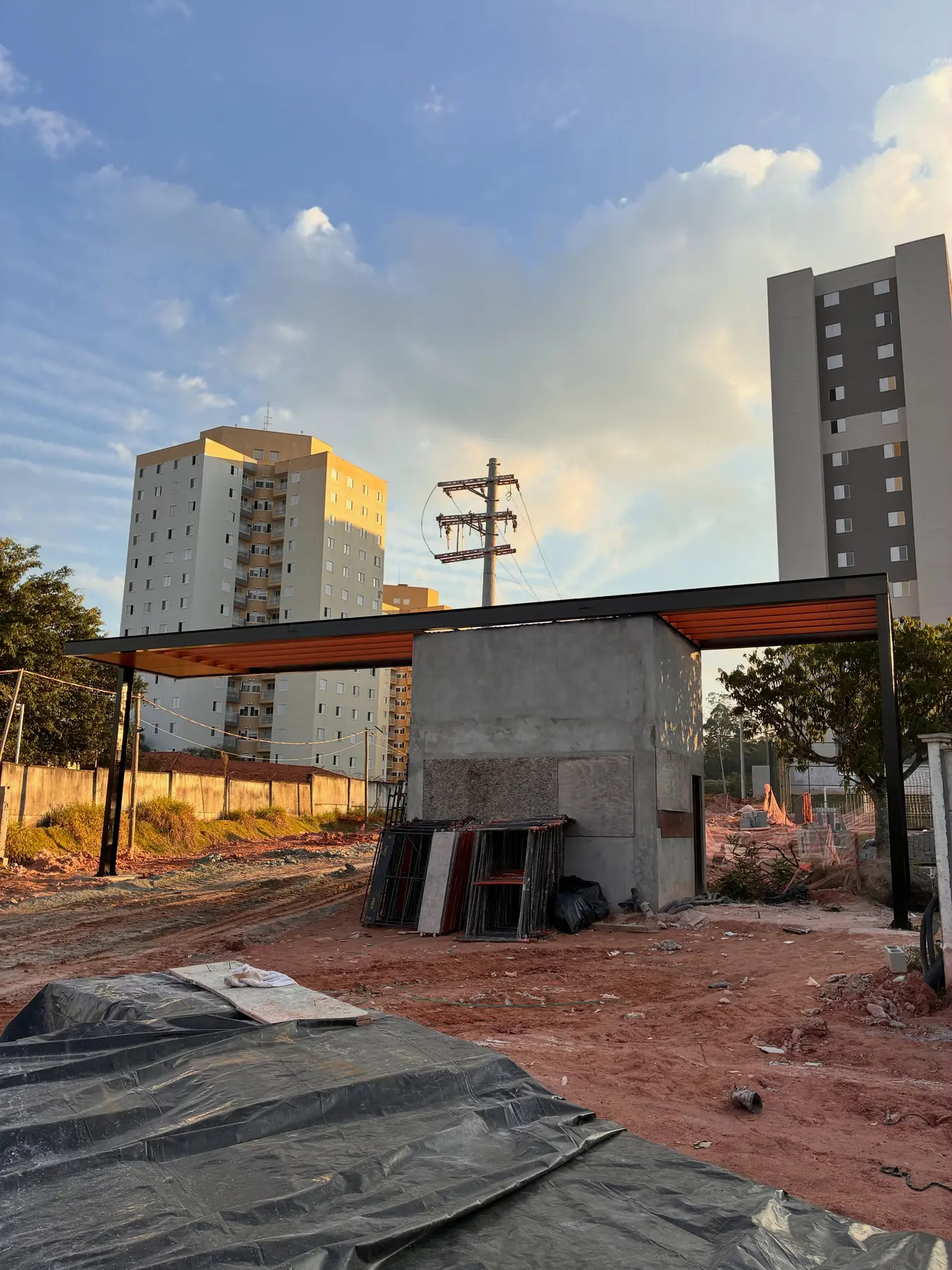 Cobertura metálica em obra — projeto GM SIGN