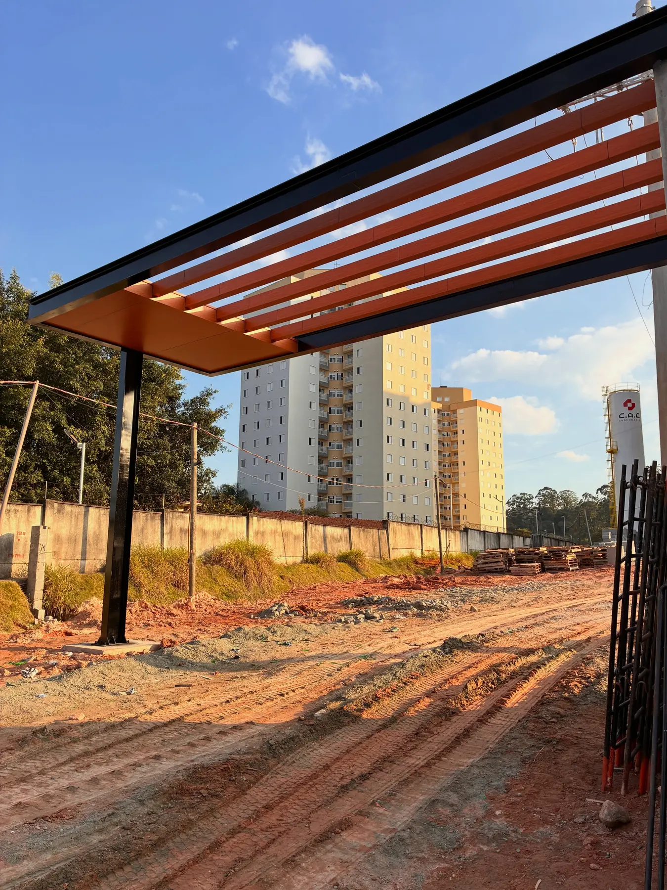 Pórtico de acesso concluído — projeto GM SIGN