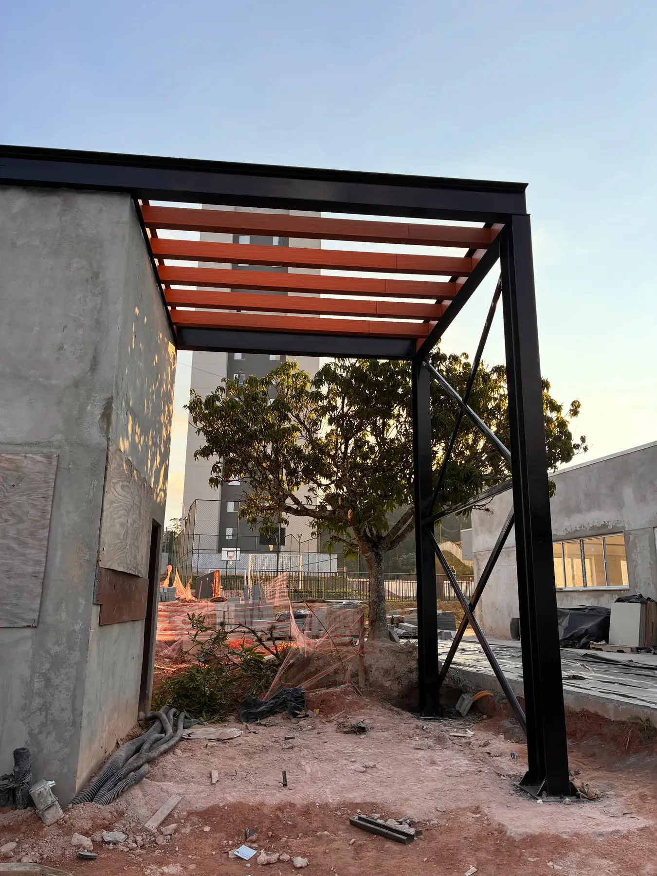Entrada com estrutura coberta — projeto GM SIGN