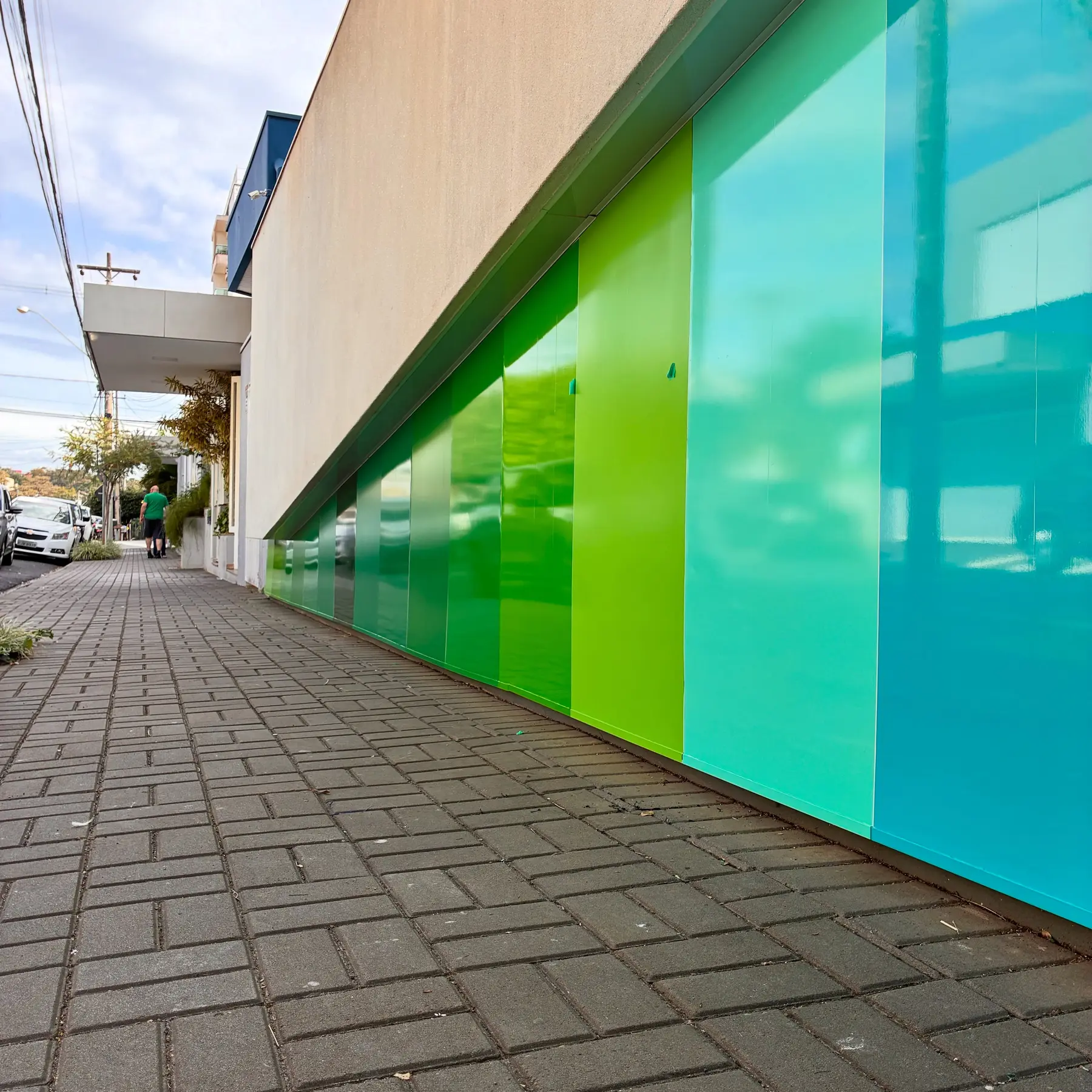 Fachada revestida com painéis de ACM colorido sob medida