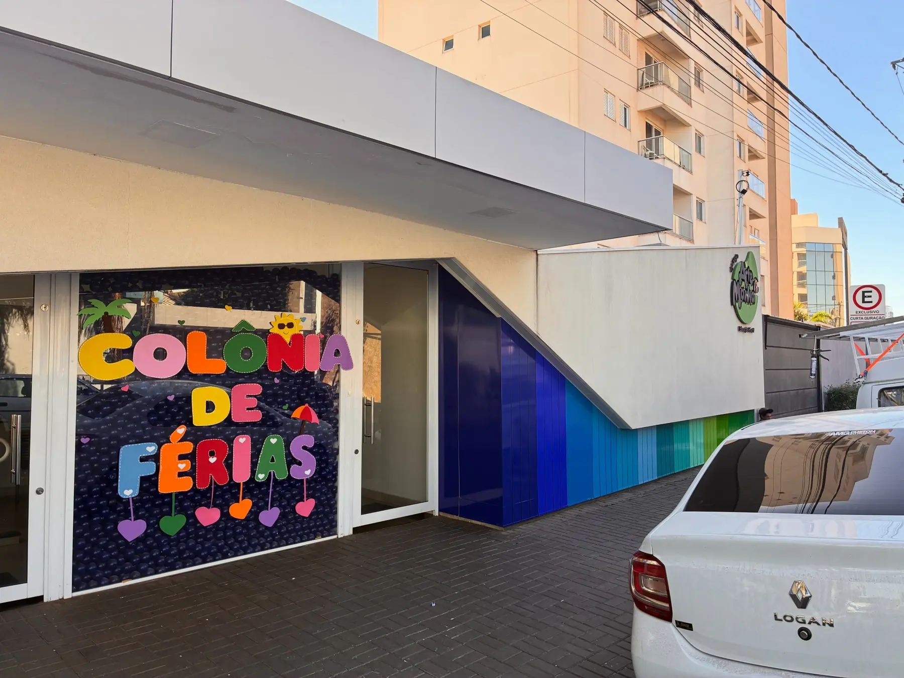 Fachada colorida comercial — projeto GM SIGN