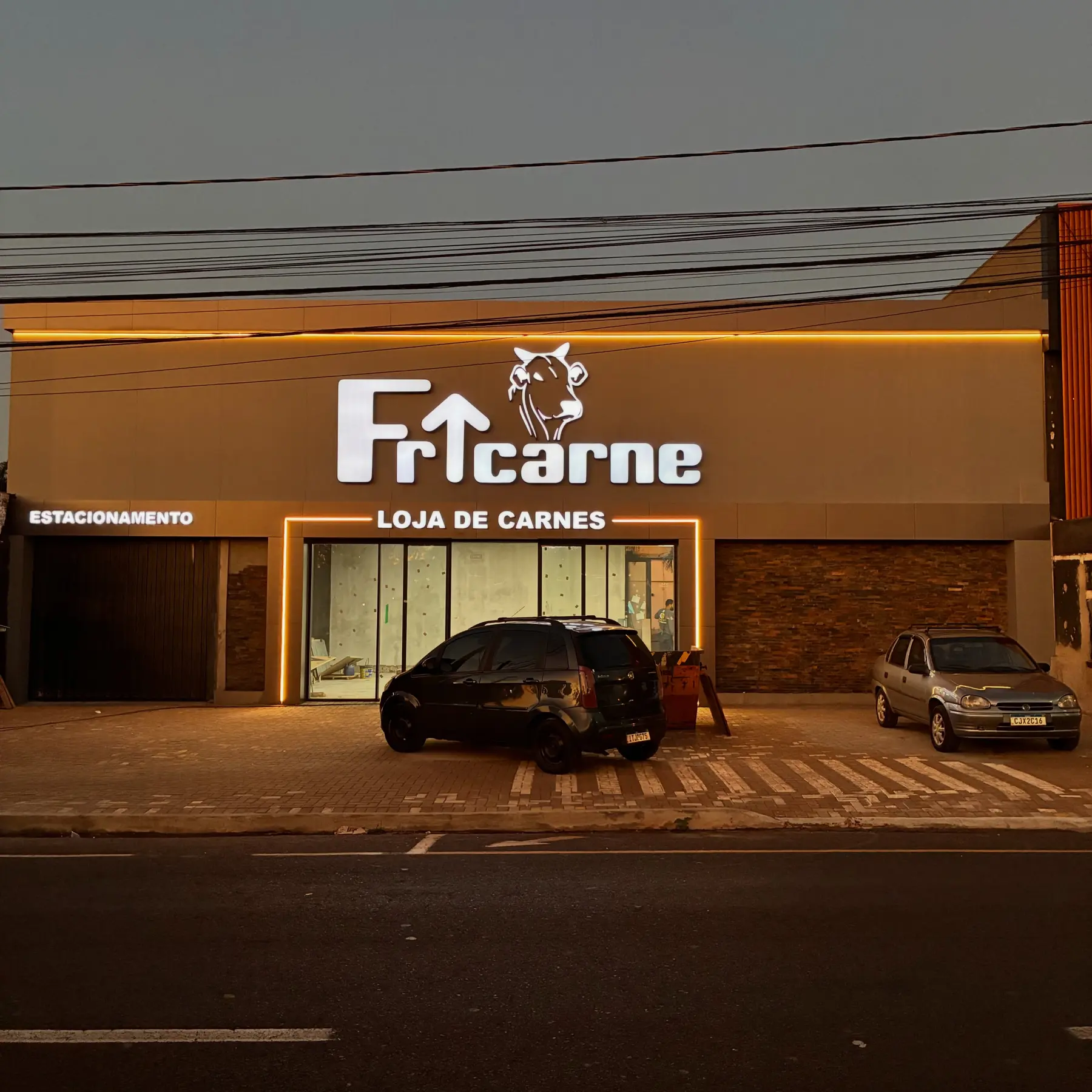Fachada iluminada executada pela GM SIGN