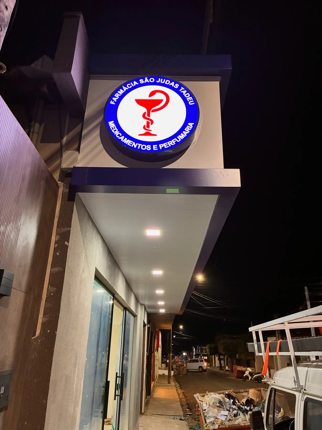 Letreiro luminoso de farmácia instalado pela GM SIGN à noite